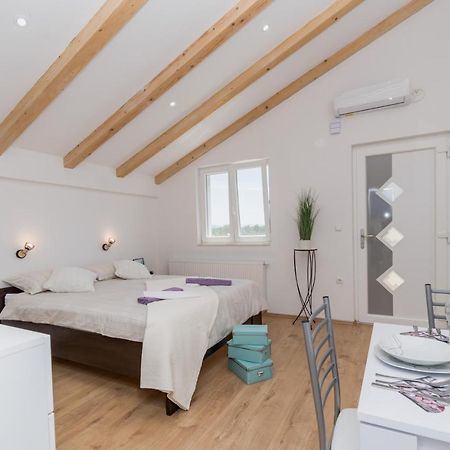 Studio Apartment Harmony Np Krka Lozovac Exterior photo